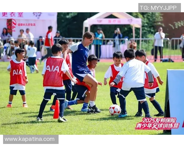 足球巨星童年面貌曝光 揭秘他们小时候的足球梦想与成长历程 足球巨星童年面貌曝光 揭秘他们小时候的足球梦想与成长历程