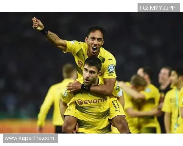 父子足球传奇:从绿茵场到荣耀巅峰的跨时代传承与辉煌 父子足球传奇:从绿茵场到荣耀巅峰的跨时代传承与辉煌