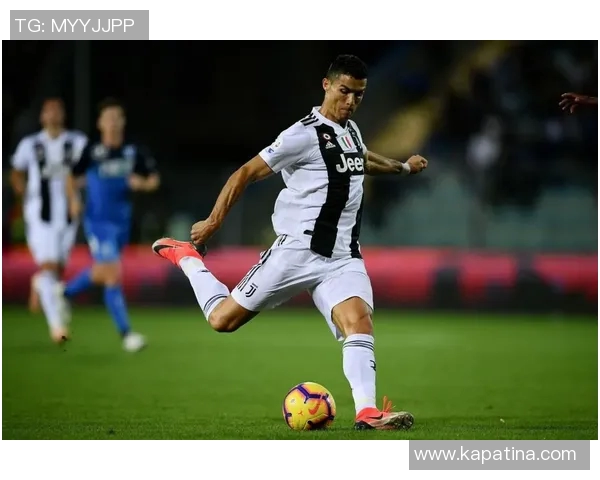 足球球星假笑瞬间背后的真实情感与场上压力解析 足球球星假笑瞬间背后的真实情感与场上压力解析