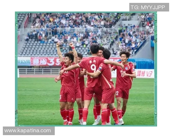 足球球星深情鞠躬致敬球迷展现体育精神与真挚情感 足球球星深情鞠躬致敬球迷展现体育精神与真挚情感